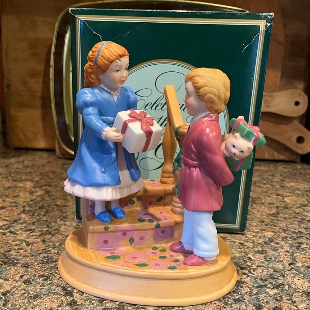 Avon Christmas memories series “celebrating the joy of giving” 1984 vntg
